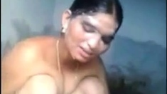 Indian milf bathing and showing her beautiful pussy