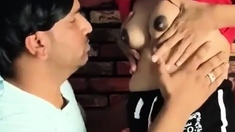स्टैंडिंग पोज़ मे गर्लफ